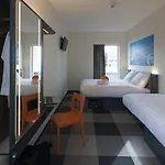 ホテル Easyhotel Scheveningen 2*