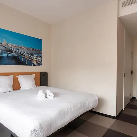 מלון Easyhotel Scheveningen 2*