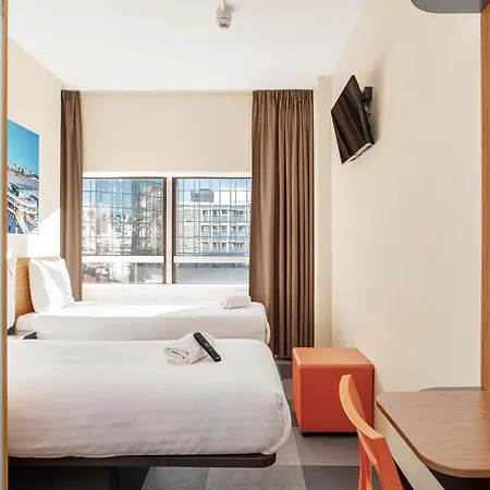 Easyhotel Scheveningen 2* האג