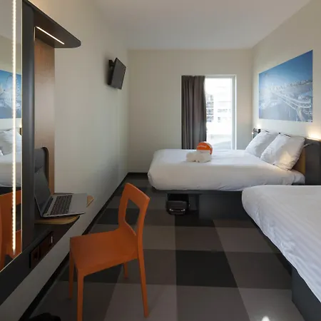 Easyhotel Scheveningen מלון 2*